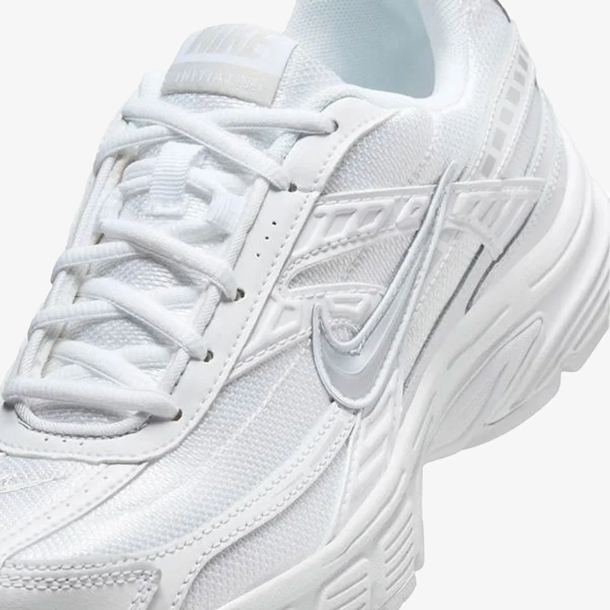 NIKE | WMN'S INITIATOR { WHITE/METALLIC SILVER-PHOTON DUST