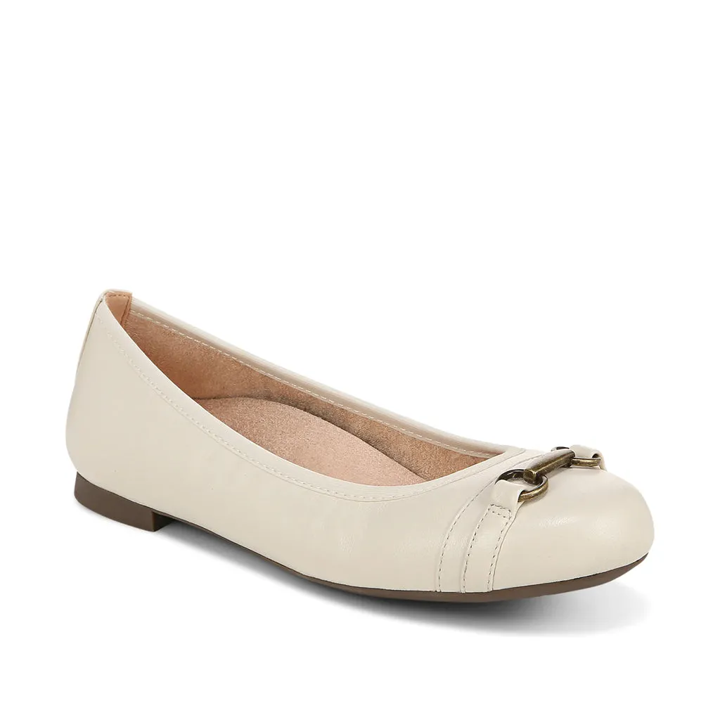 Vionic Women's Delanie Flat in Cream